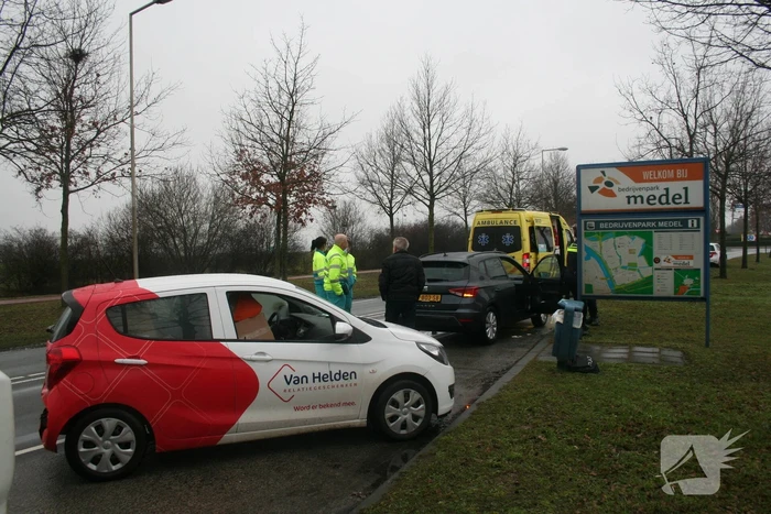 Vrachtwagen botst auto