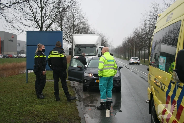 Vrachtwagen botst auto