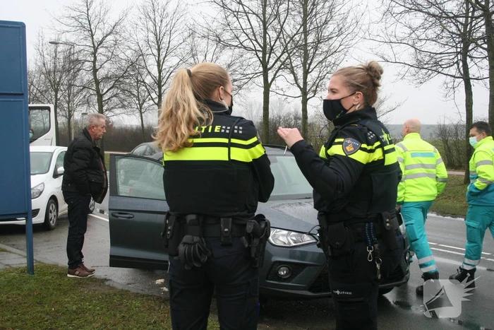 Vrachtwagen botst auto