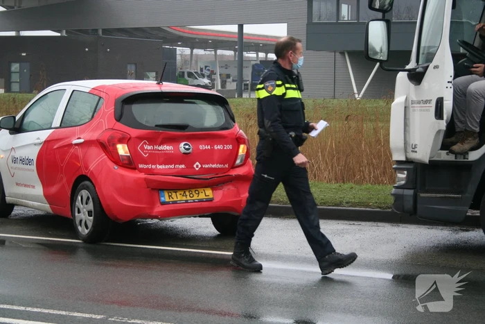 Vrachtwagen botst auto
