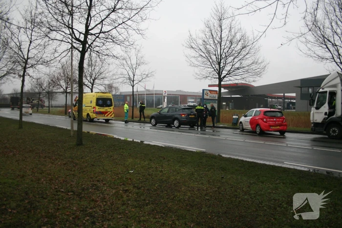 Vrachtwagen botst auto