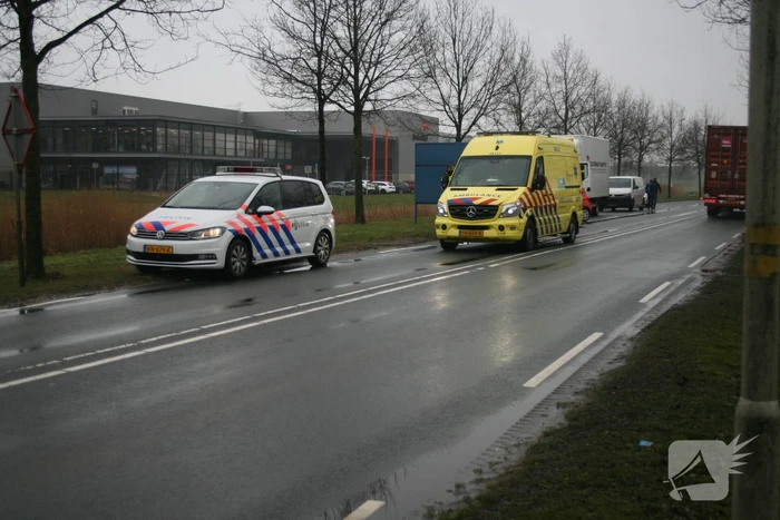 Vrachtwagen botst auto
