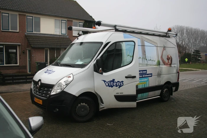 Gat in trottoir door gesprongen waterleiding
