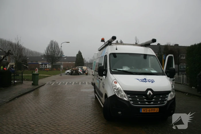 Gat in trottoir door gesprongen waterleiding