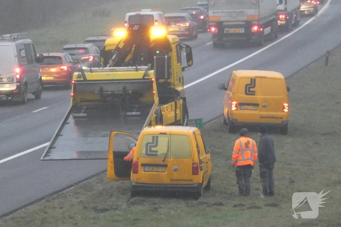 Bestelwagen belandt in berm van snelweg