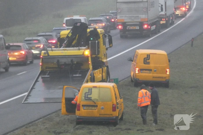 Bestelwagen belandt in berm van snelweg