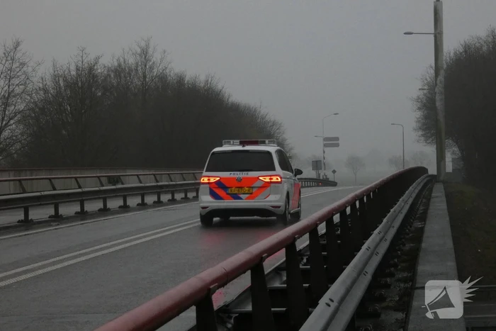 Bestelwagen belandt in berm van snelweg