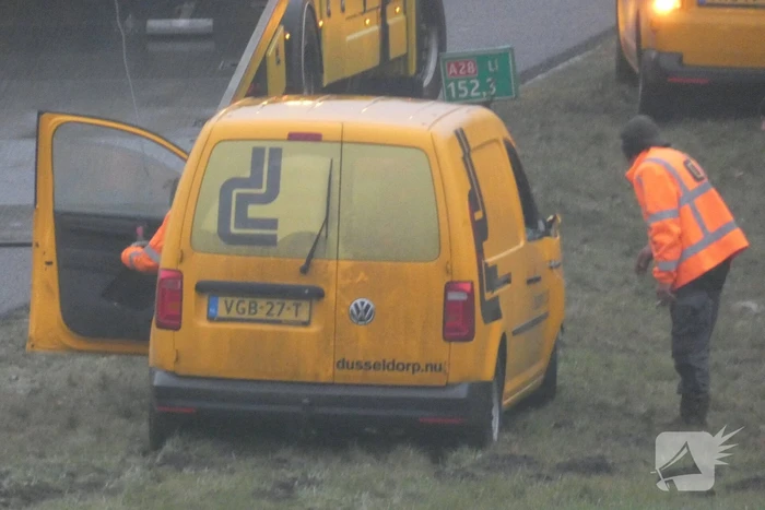 Bestelwagen belandt in berm van snelweg