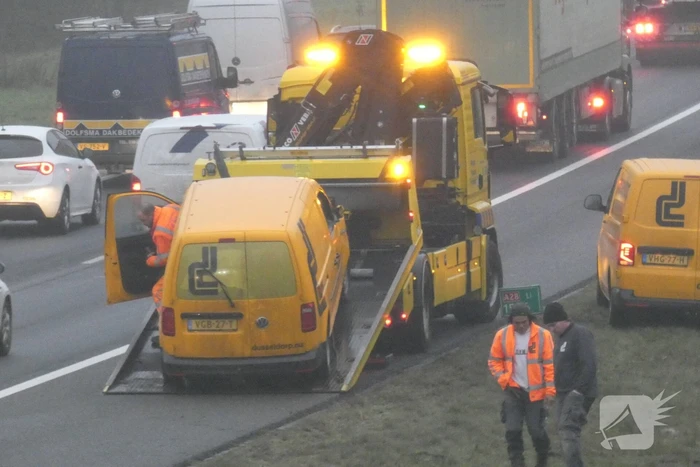 Bestelwagen belandt in berm van snelweg