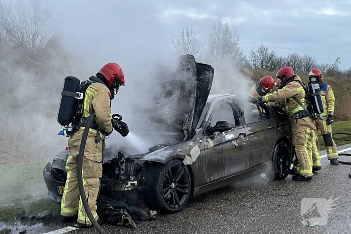 Auto gaat in vlammen op