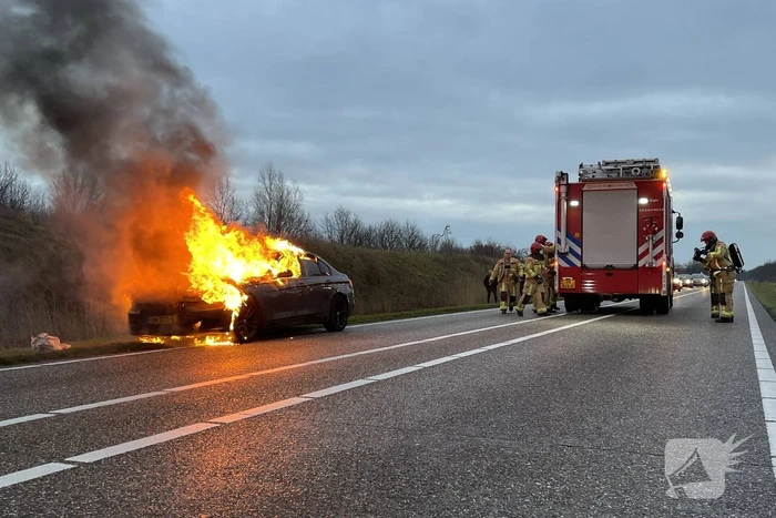Auto gaat in vlammen op