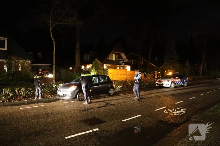 Auto rijdt lantaarnpaal uit de grond