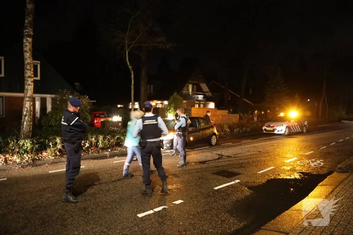 Auto rijdt lantaarnpaal uit de grond