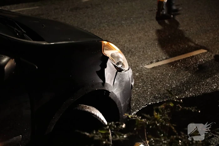 Auto rijdt lantaarnpaal uit de grond