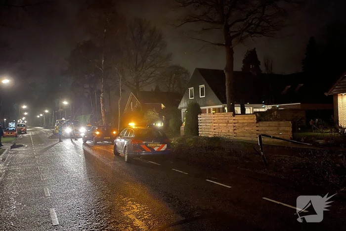 Auto rijdt lantaarnpaal uit de grond