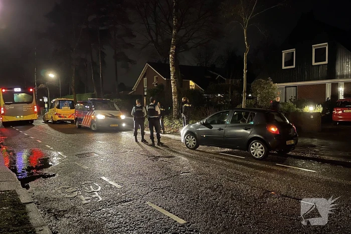 Auto rijdt lantaarnpaal uit de grond
