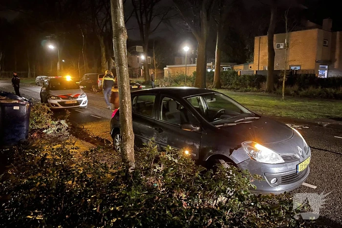 Auto rijdt lantaarnpaal uit de grond