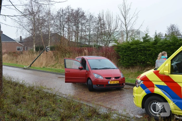 Auto botst op paal
