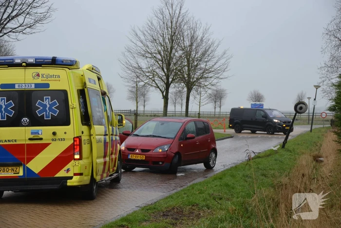 Auto botst op paal