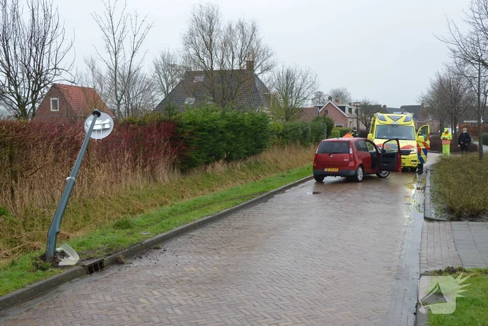 Auto botst op paal