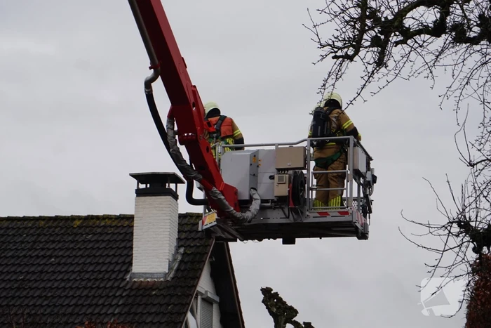 Brand in schoorsteen van woning