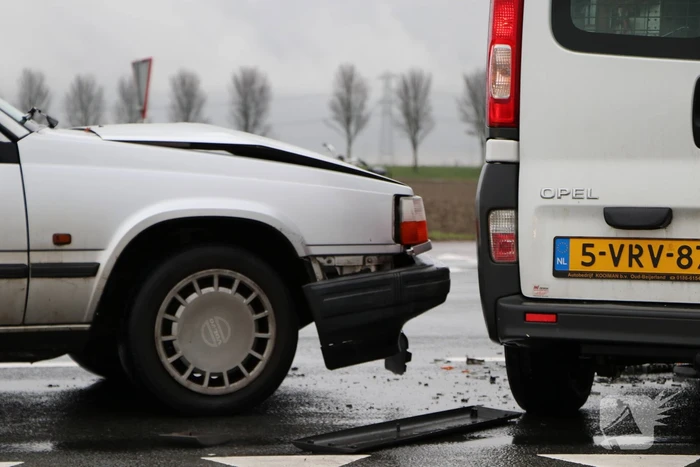 Bestelbus en personenwagen botsen op kruising