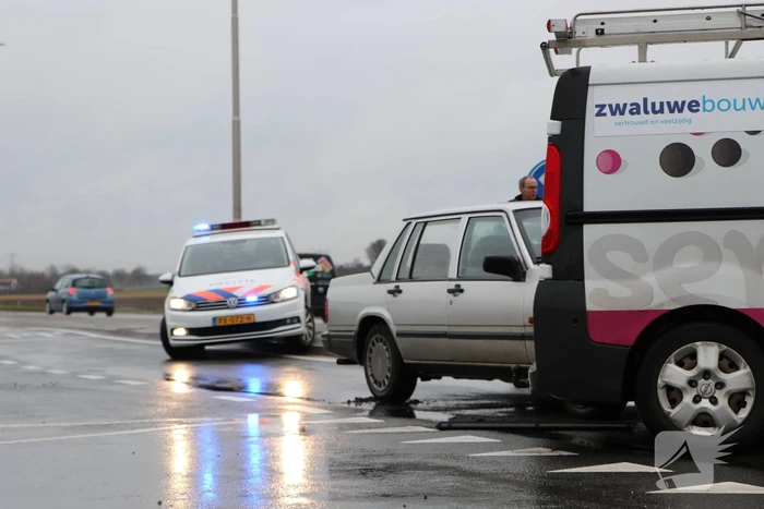 Bestelbus en personenwagen botsen op kruising