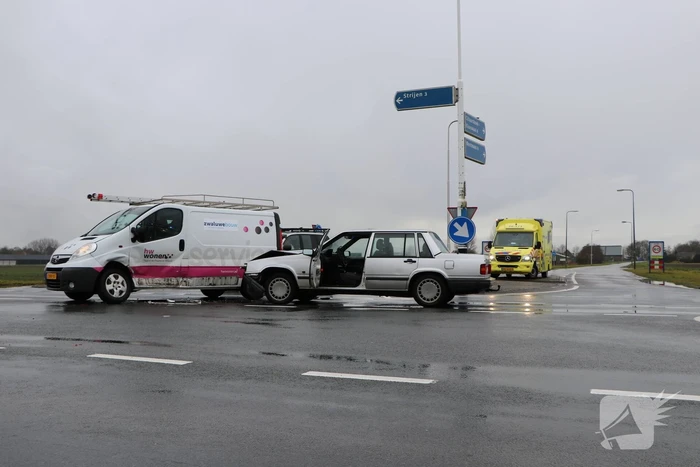 Bestelbus en personenwagen botsen op kruising