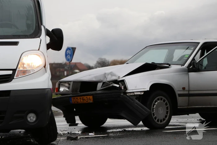 Bestelbus en personenwagen botsen op kruising