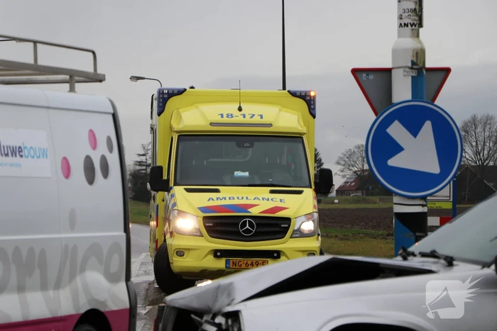 Bestelbus en personenwagen botsen op kruising