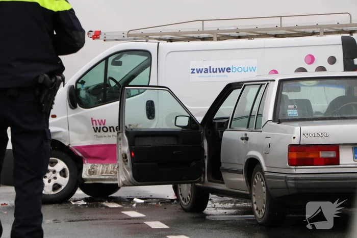 Bestelbus en personenwagen botsen op kruising