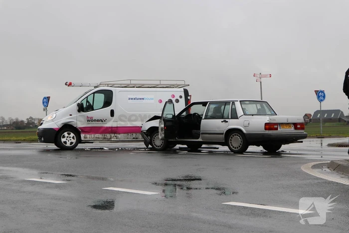 Bestelbus en personenwagen botsen op kruising