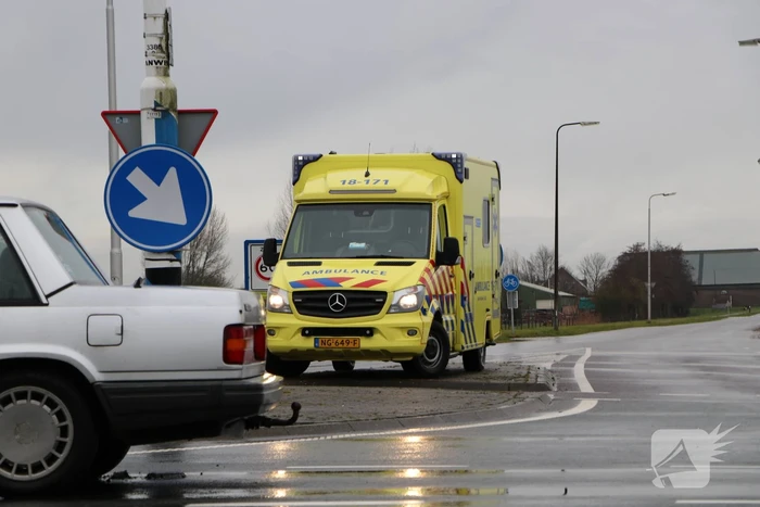 Bestelbus en personenwagen botsen op kruising