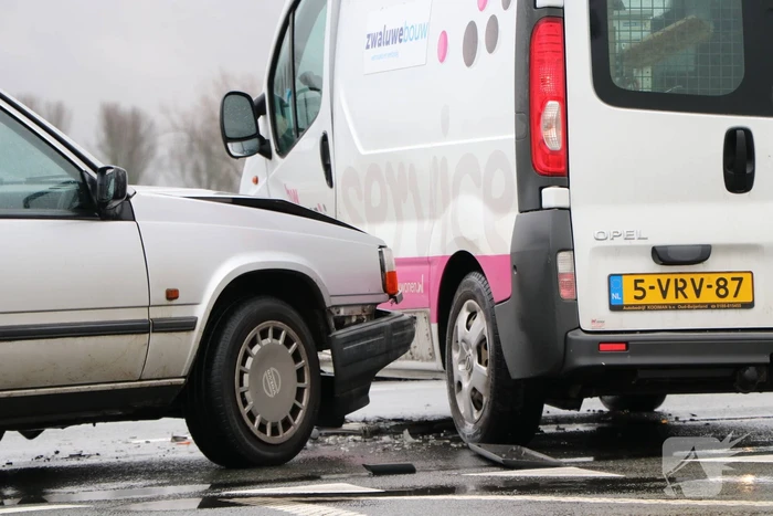 Bestelbus en personenwagen botsen op kruising