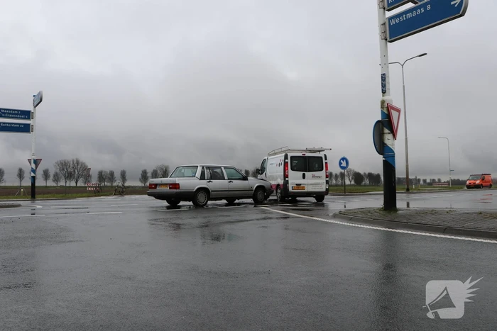 Bestelbus en personenwagen botsen op kruising