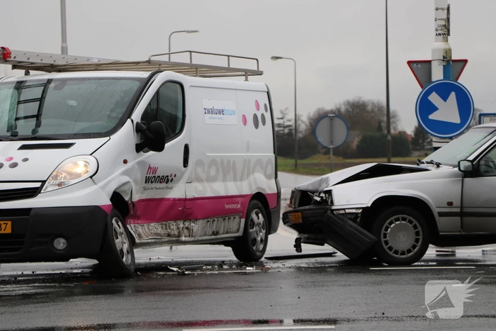 Bestelbus en personenwagen botsen op kruising