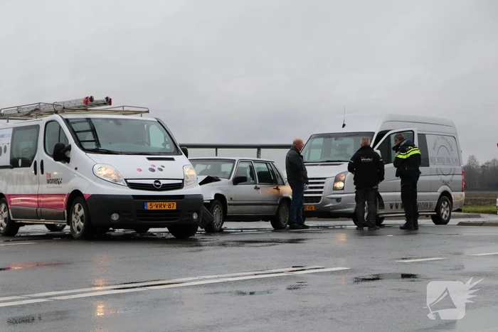 Bestelbus en personenwagen botsen op kruising