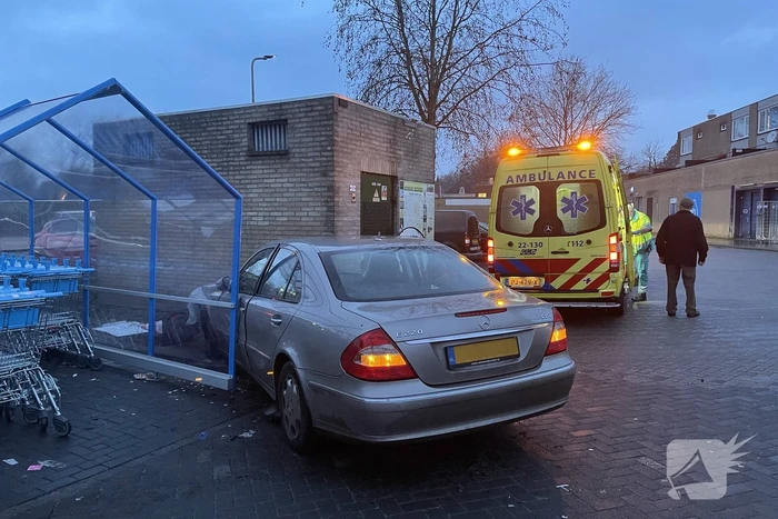 Automobilist richt ravage aan bij Albert Heijn
