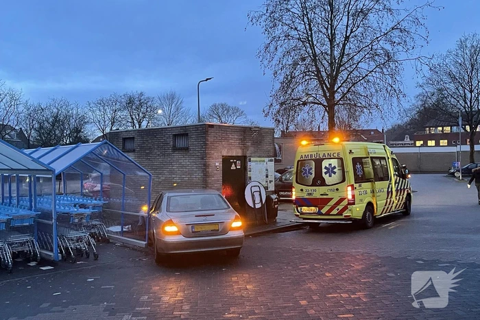 Automobilist richt ravage aan bij Albert Heijn