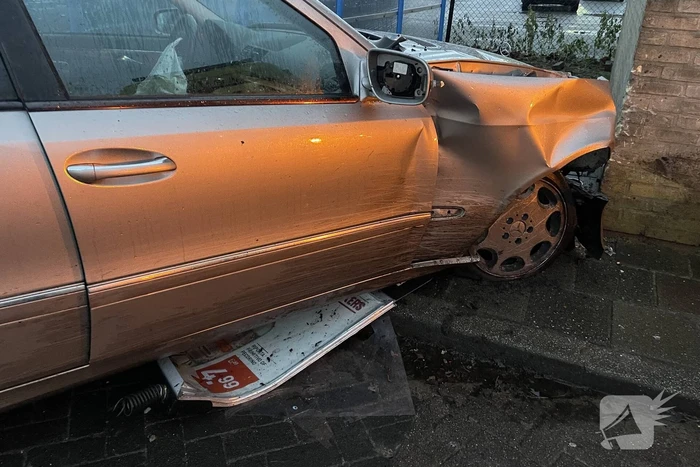 Automobilist richt ravage aan bij Albert Heijn