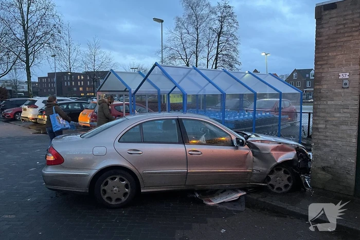 Automobilist richt ravage aan bij Albert Heijn