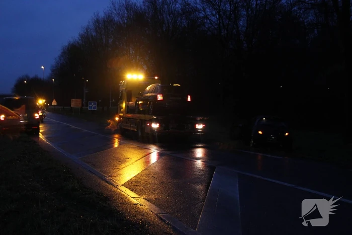 Twee voertuigen botsen op elkaar