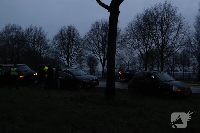 Twee voertuigen botsen op elkaar