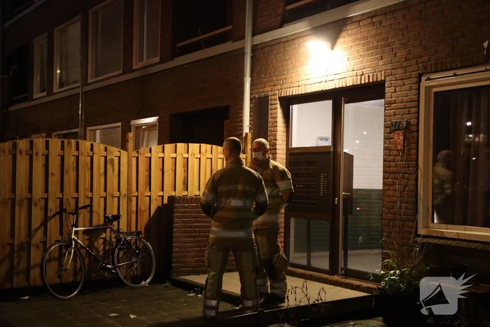 Brandweer doet onderzoek naar benzinelucht in appartementencomplex