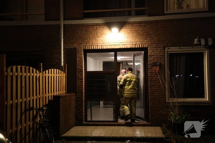 Brandweer doet onderzoek naar benzinelucht in appartementencomplex