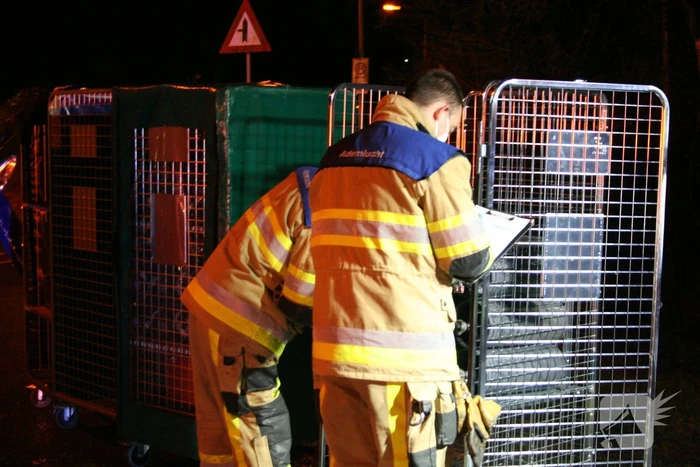 Grote uitslaande brand in loods achter woning