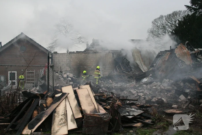 Enorme schade na grote brand in loods