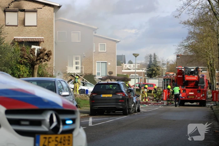 Uitslaande brand in woning na explosie
