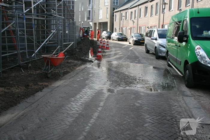 Sleuf vol water na waterleidingbreuk