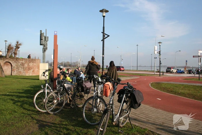 Hoogwater de Waal trekt veel bekijks